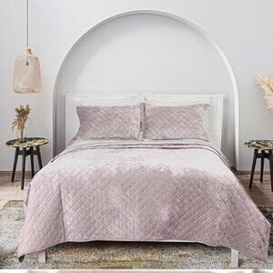 Velvet King Quilt ans 2 Shams in Charcoal Pink